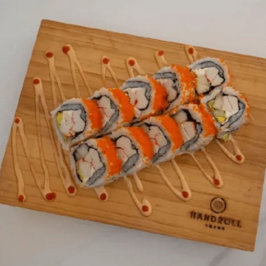 Roll California de Handroll con masago y ajonjolí