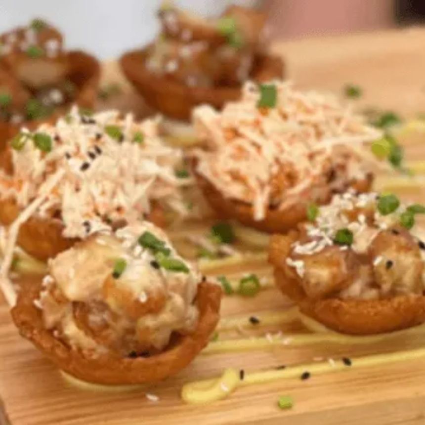 Coquitos Handroll, cestas de plátano con tres toppings