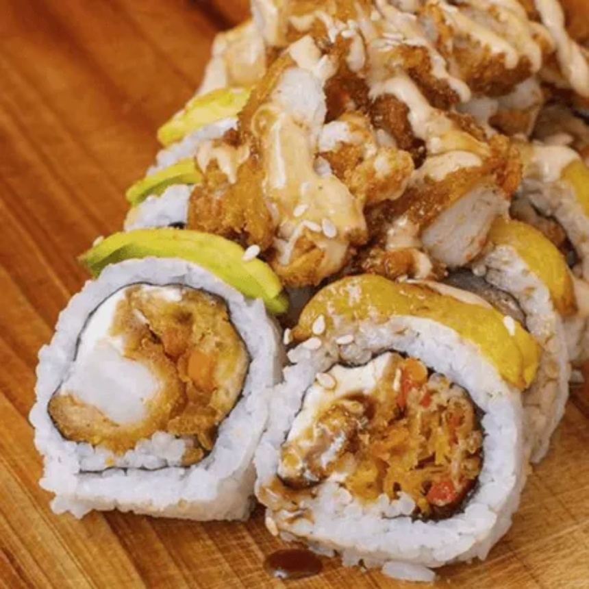 Roll Ebi Kani abrazado con lonjas de plátano