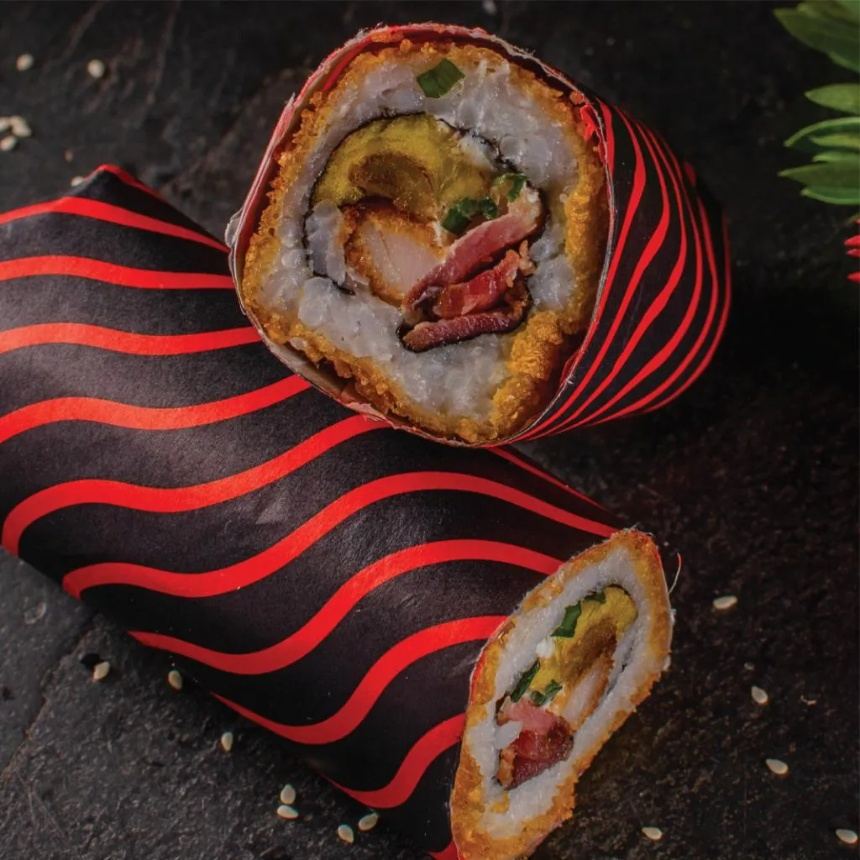Handroll Kioto con pollo crunch, plátano y tocineta