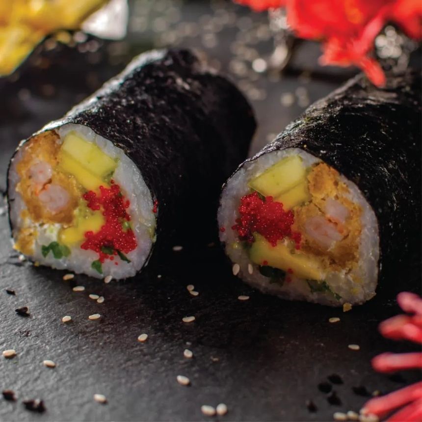 Handroll Okayama con camarón crunch, mango y masago
