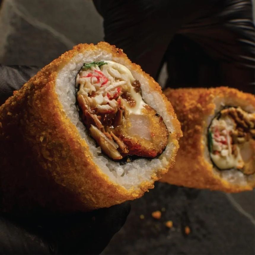 Handroll Sapporo con camarón crunch, mango y almendras