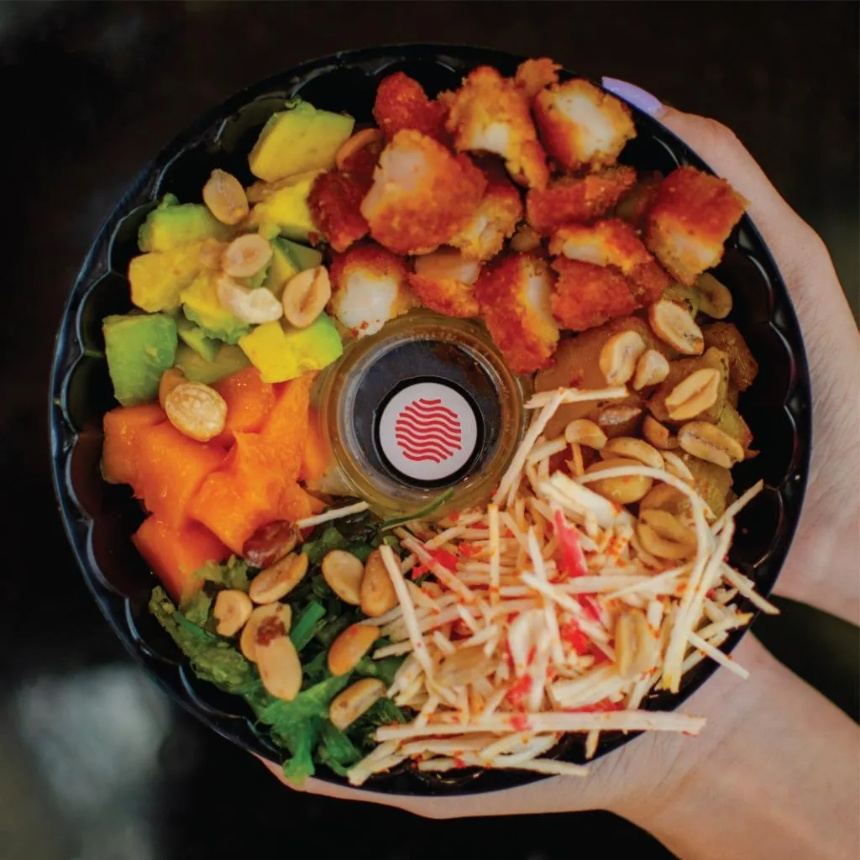 Poke bowl clásico de Handroll con arroz, proteínas y vegetales