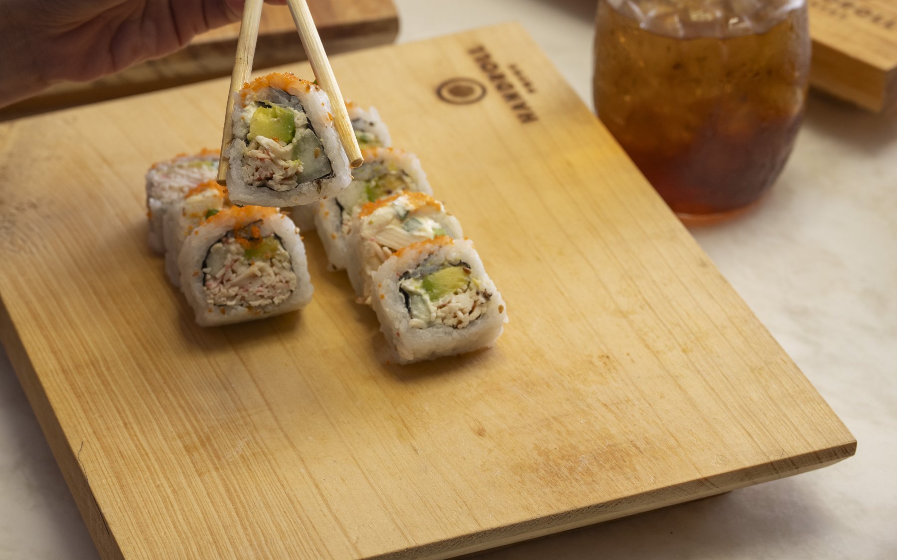 Rolls de sushi de Handroll servidos en tabla de madera